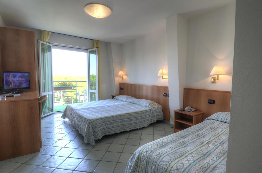 Hotel Alisei Lignano Sabbiadoro Phòng bức ảnh