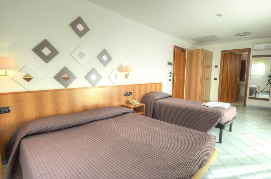 Hotel Alisei Lignano Sabbiadoro Phòng bức ảnh
